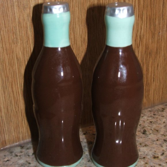 Vintage COCA-COLA Salt & Pepper Shakers Ceramic (662) - Picture 2 of 2